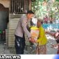 Caption: Polisi RW Polres Sampang memberikan bantuan sembako kepada nenek Sumari, (dok. regamedianews). 