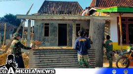Caption: Satgas TMMD Kodim 0828 Sampang bersama warga sudah memulai tahap pemasangan atap rutilahu, (dok. regamedianews). 