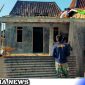 Caption: Satgas TMMD Kodim 0828 Sampang bersama warga sudah memulai tahap pemasangan atap rutilahu, (dok. regamedianews). 