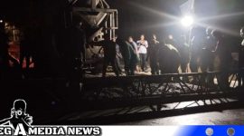 Caption: Prajurit Kodim 0828 Sampang kerja lebur, selesaikan pengerjaan rabat beton di Desa Pasarenan, (dok. regamedianews). 