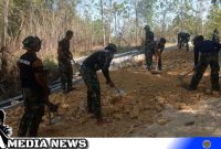 Caption: kekompakan Satgas TMMD Kodim 0828 Sampang saat proses pengerjaan betonisasi di Desa Pasarenan, Kedungdung, (dok. regamedianews). 