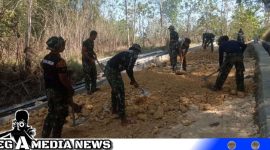 Caption: kekompakan Satgas TMMD Kodim 0828 Sampang saat proses pengerjaan betonisasi di Desa Pasarenan, Kedungdung, (dok. regamedianews). 