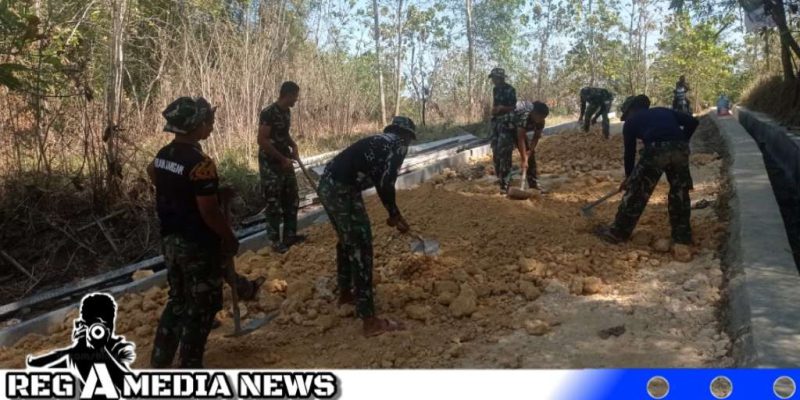 Caption: kekompakan Satgas TMMD Kodim 0828 Sampang saat proses pengerjaan betonisasi di Desa Pasarenan, Kedungdung, (dok. regamedianews). 