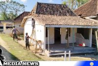 Caption: pengerjaan rehab rutilahu sasaran program TMMD di Desa Pasarenan hampir selesai, (dok. regamedianews). 