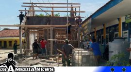 Caption: kekompakan warga dan Satgas TMMD Kodim 0828 Sampang saat pengerjaan pemasangan kerangka atap ruang guru SDN Pasarenan 2, (dok. regamedianews). 