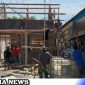Caption: kekompakan warga dan Satgas TMMD Kodim 0828 Sampang saat pengerjaan pemasangan kerangka atap ruang guru SDN Pasarenan 2, (dok. regamedianews). 