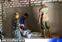 Caption: bersama warga, Satgas TMMD Kodim 0828 Sampang kebut pengerjaan rehab rutilahu, (dok. regamedianews). 