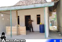 Caption: Satgas TMMD Kodim 0828 Sampang tampak pengerjaan plamir dinding rutilahu, (dok. regamedianews). 
