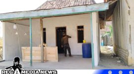Caption: Satgas TMMD Kodim 0828 Sampang tampak pengerjaan plamir dinding rutilahu, (dok. regamedianews). 