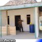 Caption: Satgas TMMD Kodim 0828 Sampang tampak pengerjaan plamir dinding rutilahu, (dok. regamedianews). 