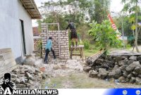 Caption: pengerjaan MCK di lokasi rehab rutilahu, oleh Satgas TMMD Kodim 0828 Sampang, (dok. regamedianews). 