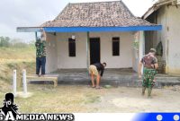 Caption: Satgas TMMD Kodim 0828 Sampang saat pengerjaan tahap finishing renovasi rutilahu, (dok. regamedianews). 