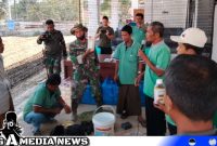 Caption: Satgas TMMD Kodim 0828 Sampang gandeng Dinas Pertanian praktekkan budidaya cabe besar kepada warga Desa Pasarenan, (dok. regamedianews). 
