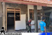 Caption: Satgas TMMD Kodim 0828 Sampang gotong royong rampungkan pengerjaan pembangunan ruang guru SDN Pasarenan 2, (dok. regamedianews). 
