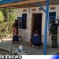 Caption: Satgas TMMD Kodim 0828 Sampang gotong royong bersama warga lakukan pengecatan rutilahu, (dok. regamedianews). 