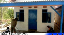 Caption: personel Kodim 0828 Sampang melanjutkan pengerjaan renovasi rutilahu, (dok. regamedianews). 