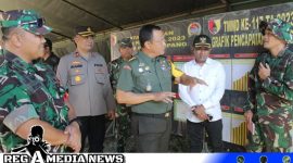 Caption: ketua tim Wasev bersama Dandim 0828 dan Wakapolres Sampang saat meninjau Posko TMMD di Desa Pasarenan, (dok. regamedianews). 