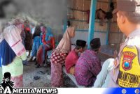 Caption: petugas kepolisian dan warga sekitar saat berada di rumah korban, (dok. regamedianews). 