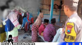 Caption: petugas kepolisian dan warga sekitar saat berada di rumah korban, (dok. regamedianews). 