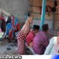 Caption: petugas kepolisian dan warga sekitar saat berada di rumah korban, (dok. regamedianews). 