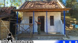 Caption: anggota Satgas TMMD Kodim 0828 Sampang melanjutkan pengerjaan finishing rutilahu, (dok. regamedianews). 