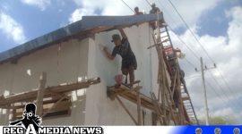 Caption: semangat gotong royong Satgas TMMD Kodim 0828 Sampang saat membangun ruang guru baru SDN Pasarenan 2, (dok. regamedianews). 