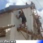 Caption: semangat gotong royong Satgas TMMD Kodim 0828 Sampang saat membangun ruang guru baru SDN Pasarenan 2, (dok. regamedianews). 