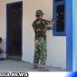 Caption: anggota Satgas TMMD Kodim 0828 Sampang telah melakukan pengecatan dinding rutilahu, (dok. regamedianews). 