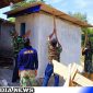Caption: personel Satgas TMMD Kodim 0828 Sampang tampak melakukan pengecatan tembok MCK, (dok. regamedianews). 
