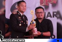 Caption: Harry jurnalis Rega terima reward dari Kapolres Sampang, (dok. regamedianews).