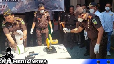 Kejari Sampang Musnahkan BB Hasil Kejahatan