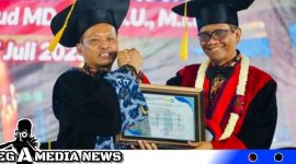 Caption: Rektor Universitas Trunojoyo Madura Dr. Safi' menyerahkan piagam kepada Menkopolhukam RI Prof.Dr. Mahfud MD, (dok. regamedianews).