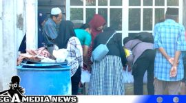 Caption: tampak Bripka Fitri Polwan Polres Sampang saat bantu warga kafani jenazah, (dok. regamedianews).