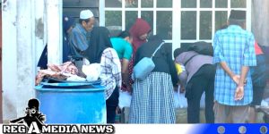 Polwan Polres Sampang Berbaur, Bantu Warga Kafani Jenazah