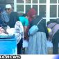 Caption: tampak Bripka Fitri Polwan Polres Sampang saat bantu warga kafani jenazah, (dok. regamedianews).