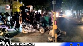 Caption: peristiwa kecelakaan lalu lintas akibat menabrak pembatas jalan, di Jl.Diponegoro, Sampang, beberapa waktu lalu, (dok. regamedianews).