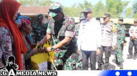 Caption: Danrem 084/Bhaskara Jaya memberikan bantuan paket sembako kepada warga kurang mampu di lokasi TMMD, (dok. regamedianews). 