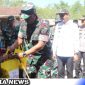 Caption: Danrem 084/Bhaskara Jaya memberikan bantuan paket sembako kepada warga kurang mampu di lokasi TMMD, (dok. regamedianews). 