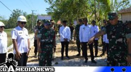 Caption: Danrem 084/Bhaskara Jaya bersama Forkopimda Sampang meninjau jalan yang akan di betonisasi, (dok. regamedianews).