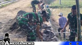 Caption: Satgas TMMD bersama warga mulai melakukan pembangunan jalan rabat beton, (dok. regamedianews).