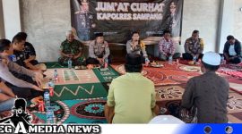 Caption: Kapolres Sampang saat melaksanakan Jumat Curhat di Kecamatan Omben, (dok. regamedianews).