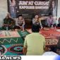 Caption: Kapolres Sampang saat melaksanakan Jumat Curhat di Kecamatan Omben, (dok. regamedianews).