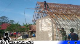 Caption: Satgas TMMD Kodim 0828 Sampang memasang kayu atap genting rutilahu, (dok. regamedianews).