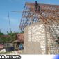 Caption: Satgas TMMD Kodim 0828 Sampang memasang kayu atap genting rutilahu, (dok. regamedianews).
