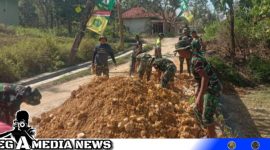 Caption: Satgas TMMD Sampang tampak kompak ratakan tanah persiapan betonisasi, (dok. regamedianews).