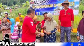 Caption: Bupati Sampang H.Slamet Junaidi membagikan bantuan sembako kepada warga Robatal disaat hari kedua Off-Road, (dok. regamedianews).
