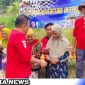 Caption: Bupati Sampang H.Slamet Junaidi membagikan bantuan sembako kepada warga Robatal disaat hari kedua Off-Road, (dok. regamedianews).