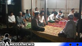 Caption: Aipda Liwail Amri Polisi RW Polres Sampang saat menghadiri pengajian di wilayah tugasnya, Desa Dharma Camplong, (dok. regamedianews).