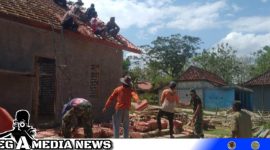 Caption: warga dan Satgas TMMD Kodim 0828 Sampang bergotong royong renovasi rutilahu di Desa Pasarenan Kedungdung, (dok. regamedianews).