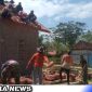 Caption: warga dan Satgas TMMD Kodim 0828 Sampang bergotong royong renovasi rutilahu di Desa Pasarenan Kedungdung, (dok. regamedianews).